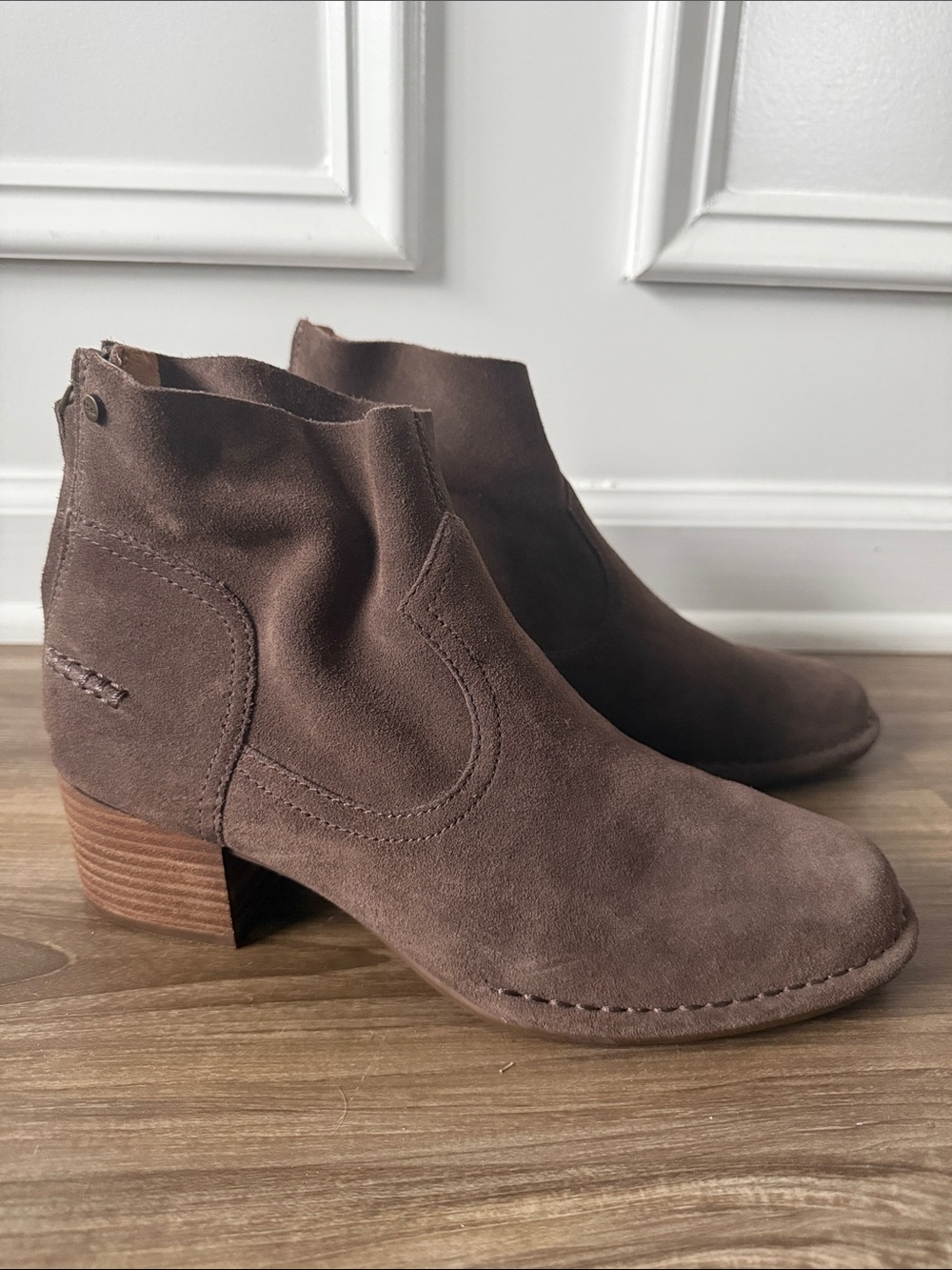 Ugg Australia Bandara Suede Mid Heel Taupe Ankle Boots Women’s Size 7.5 $150